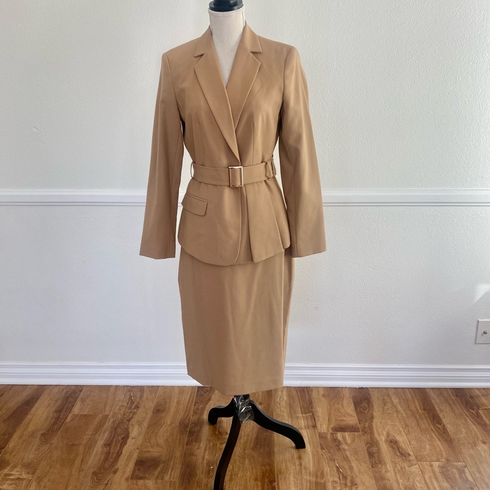 Beige pencils smirk suit.